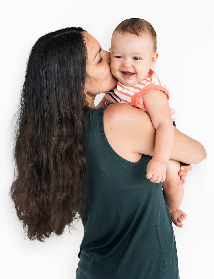 files/madre-bebe-studio-portrait-concept_53876-15448.avif